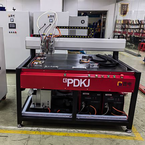 Saldatrice automatica a tre pistole CNC