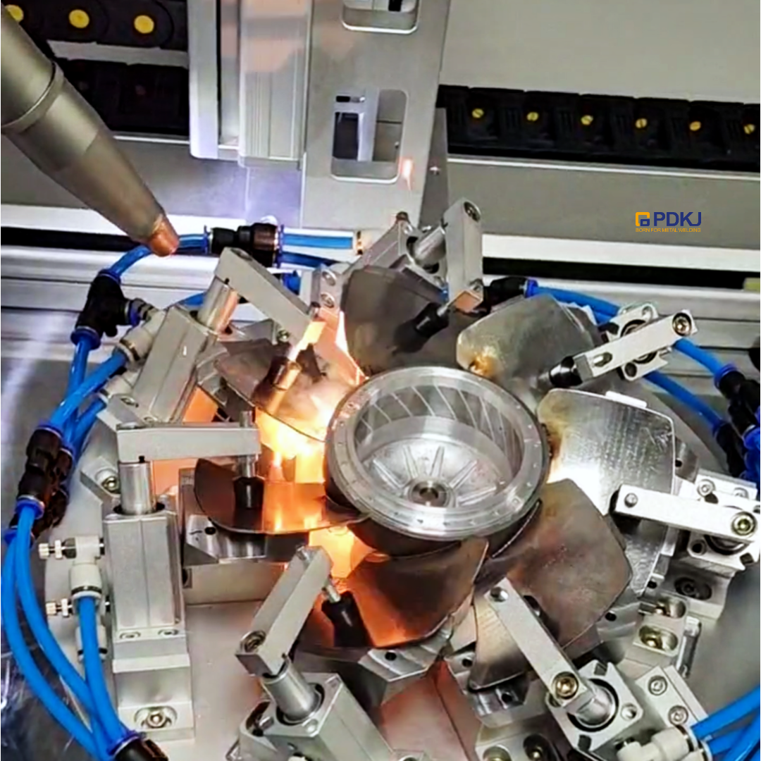 Saldatrice laser a posizionamento rotante